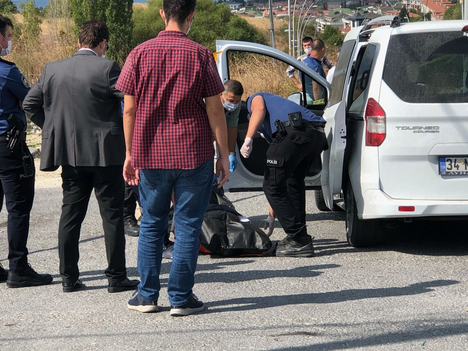 Otomobilin içerisinde silahla vurulmuş şekilde bulundu