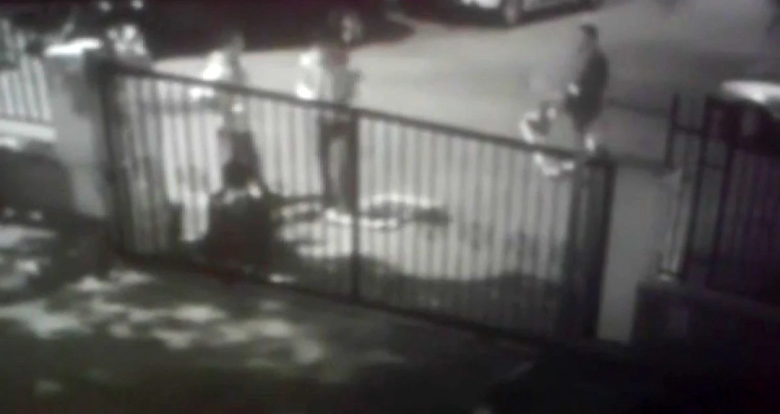 Manisa'da bir grup genç okula saldırdı