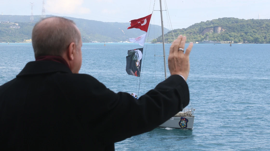 Cumhurbaşkanı Erdoğan fetih kutlamaları dolayısıyla Boğaz'dan geçen tekneleri selamladı