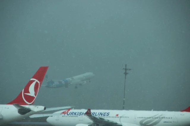 Atatürk Havalimanı’nda ilginç kar manzaraları