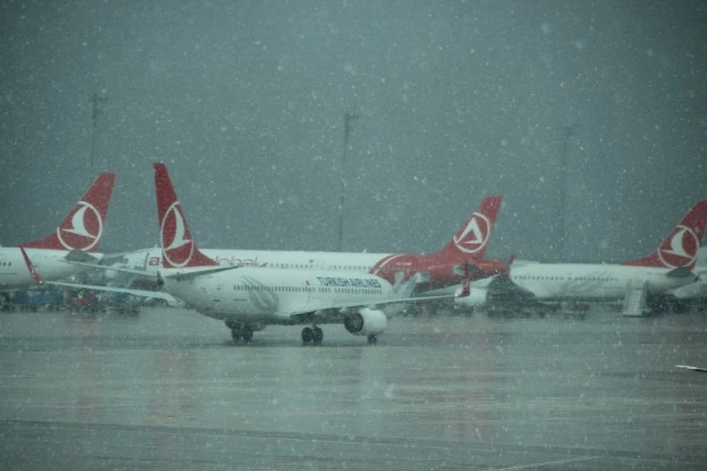 Atatürk Havalimanı’nda ilginç kar manzaraları