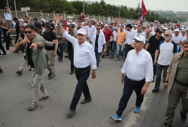 CHP yürüyüşü trafiği kilitledi! Sürücüler isyanda