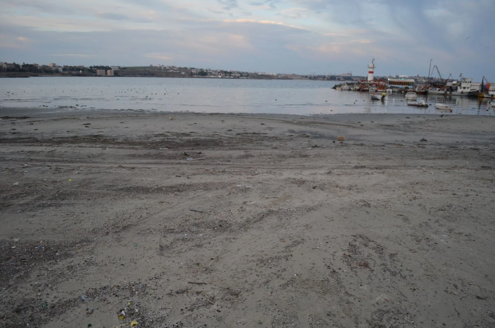 Deniz 30 metre çekildi, balıkçı tekneleri ortada kaldı