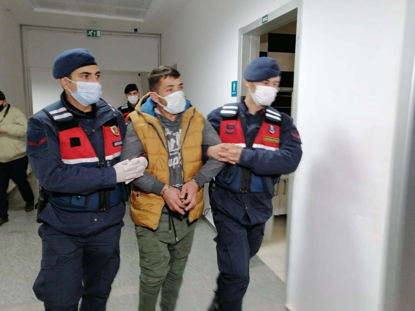 Tartıştığı husumetlisini ekmek bıçağı ile sırtından bıçakladı