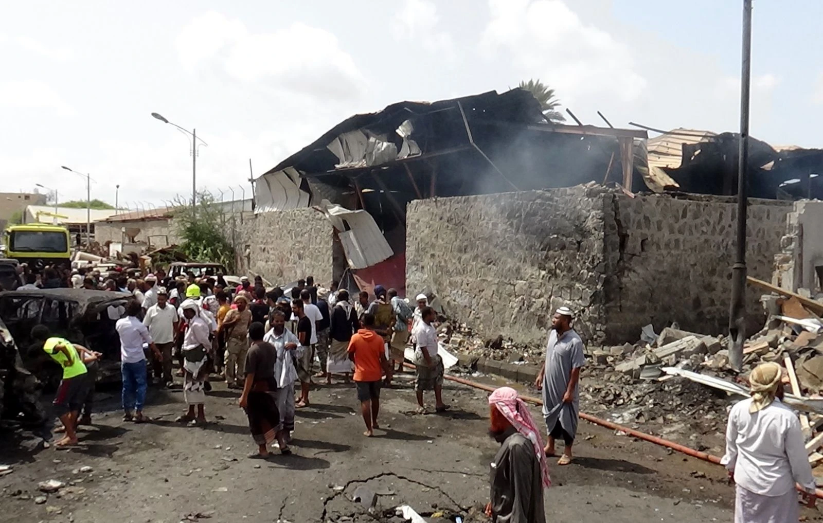 Aden'de bombalı araçla saldırı: En az 4 ölü