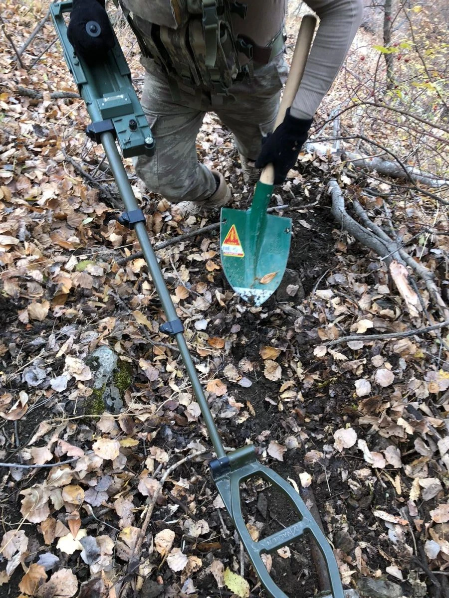 Bitlis'te terör örgütünce toprağa gizlenmiş yaşam malzemesi ele geçirildi