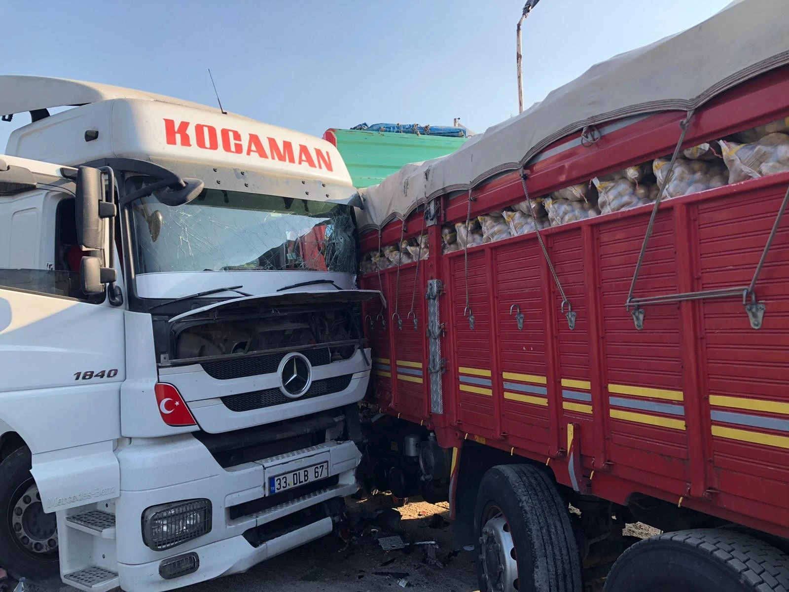 Tarsus'ta feci kaza: Tır kamyona çarptı, sürücü yaşamını yitirdi