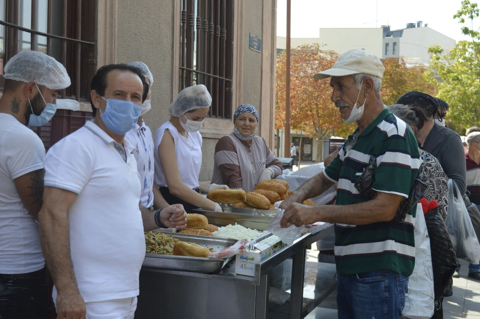 Çarşı ortasında 5 bin kişiye bedava balık ekmek dağıttı