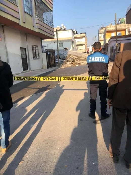 Mersin'de 4 katlı bir ev göçtü