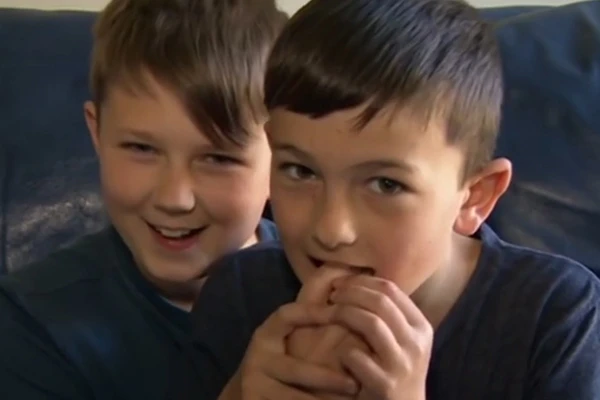 Charlie bit my finger videosunun kahramanları büyüdü