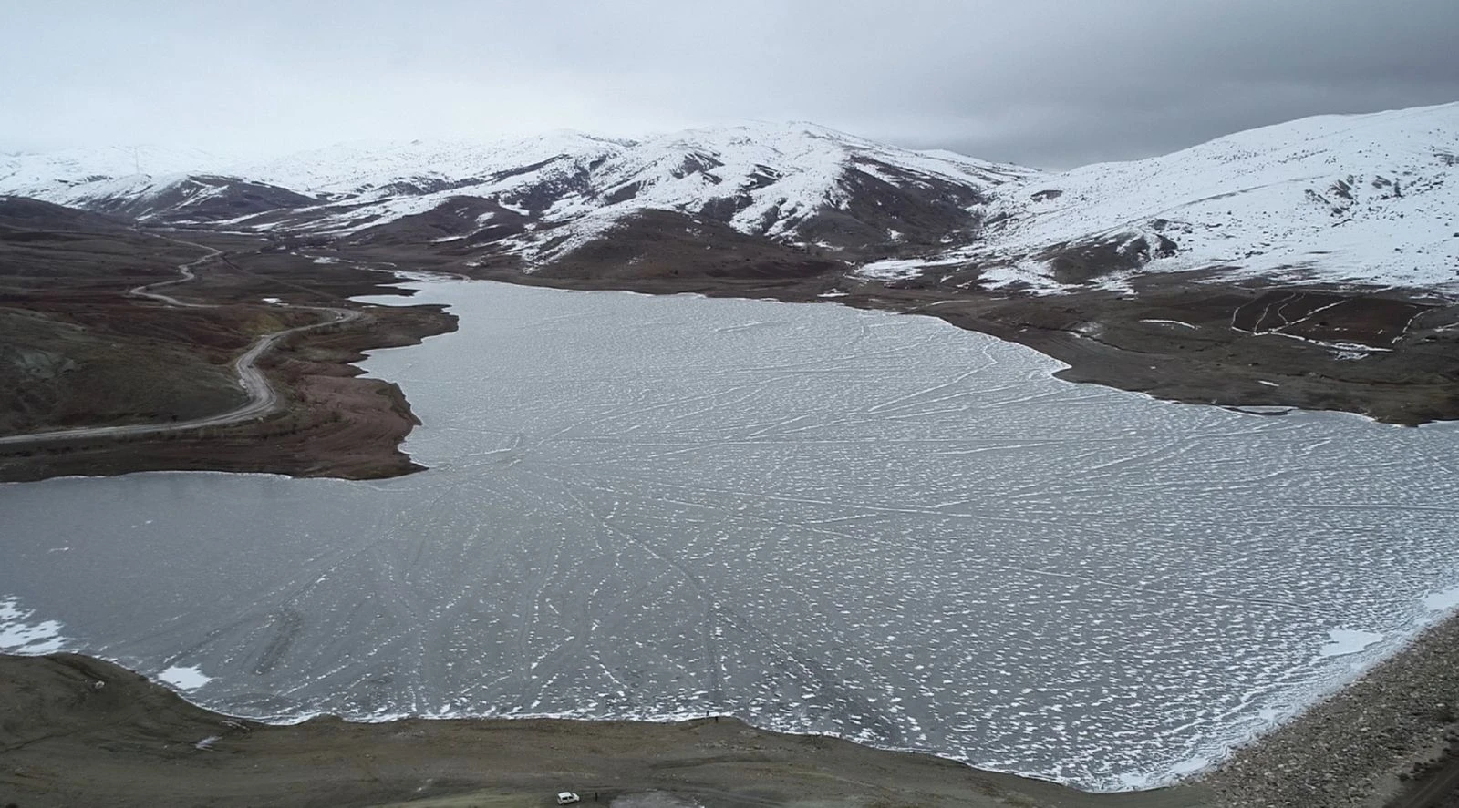 Sivas'ta donan gölet, vatandaşlar için yürüyüş parkuruna dönüştü