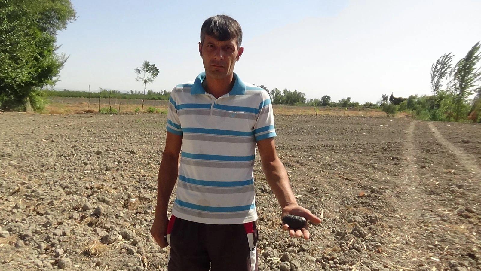 Bahçede otururken kafasına az kalsın göktaşı düşüyordu