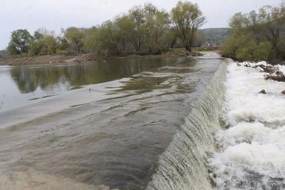 Su altında kalan köprüden tehlikeli geçiş