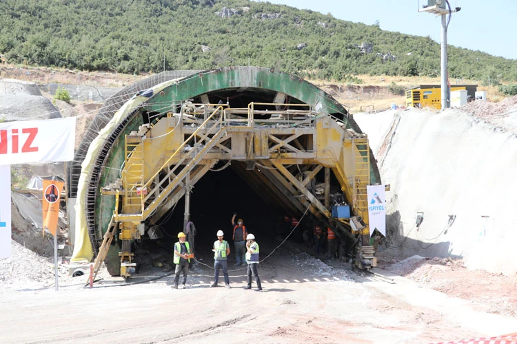 Bakan Karaismailoğlu Honaz Tüneli'nde incelemelerde bulundu