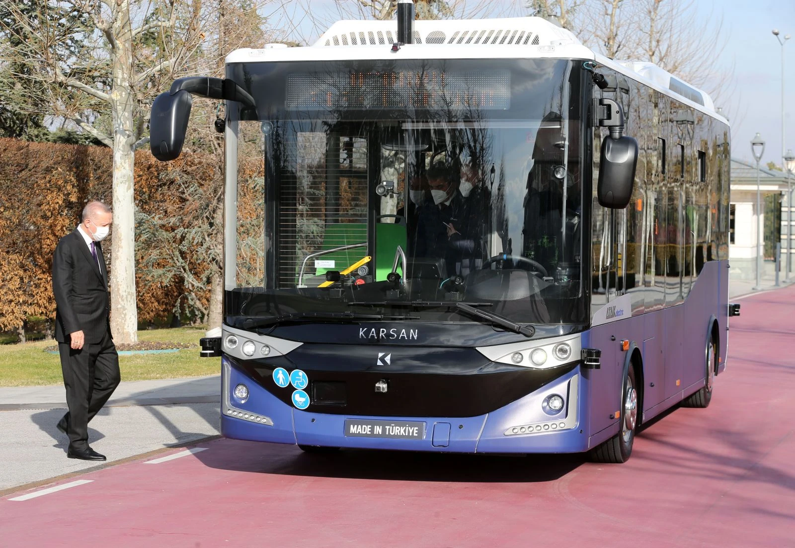 Sürücüsüz elektrikli otobüs tanıtıldı