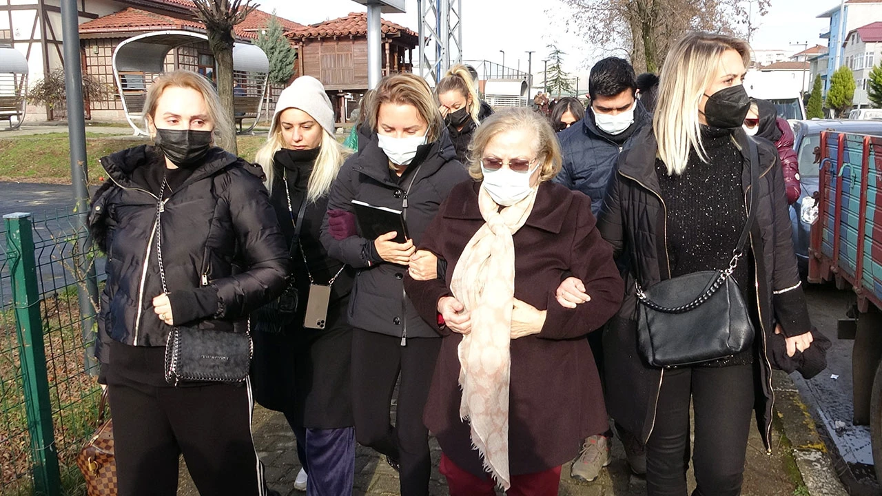 Şafak Mahmutyazıcıoğlu'nun cenazesinde Ece Erken fotoğrafı elinden hiç bırakmadı