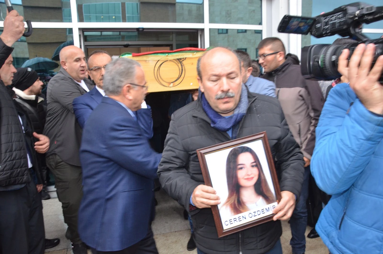 Bıçaklanarak öldürülen Ceren'e gözyaşı