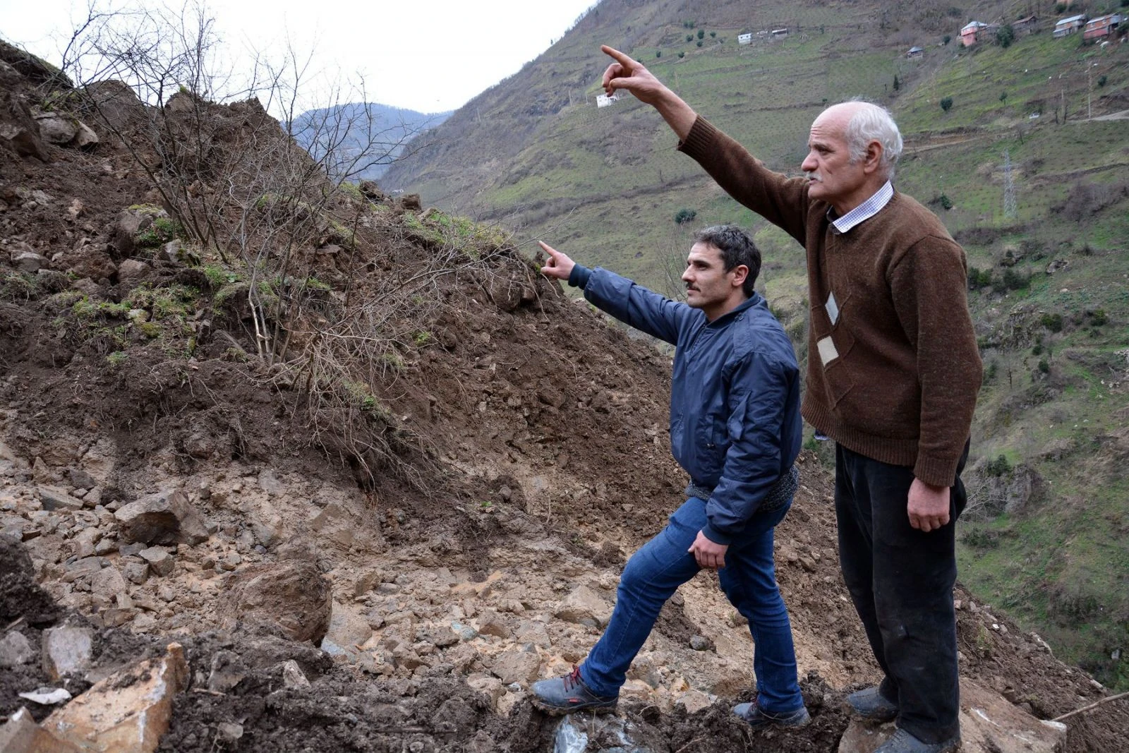 Ordu'da heyelan bir fındık bahçesini yok etti
