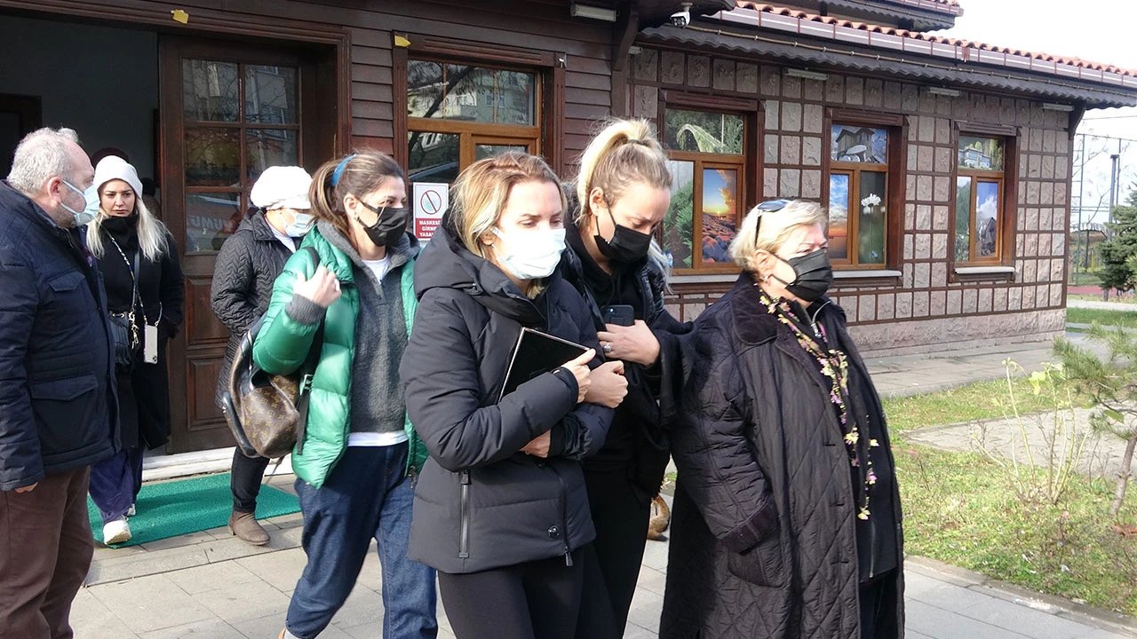 Şafak Mahmutyazıcıoğlu'nun cenazesinde Ece Erken fotoğrafı elinden hiç bırakmadı