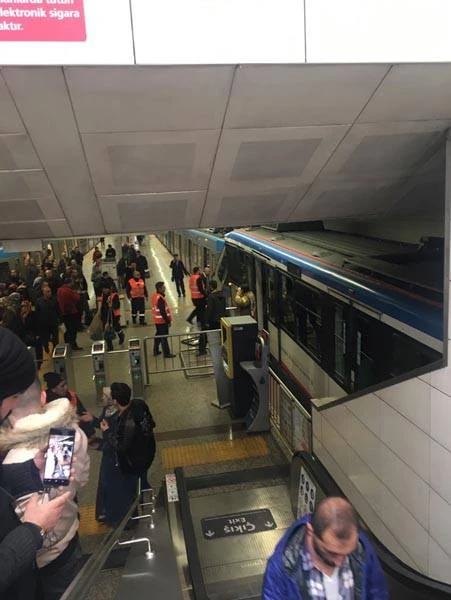 İstanbul'da tramvay yoldan çıktı