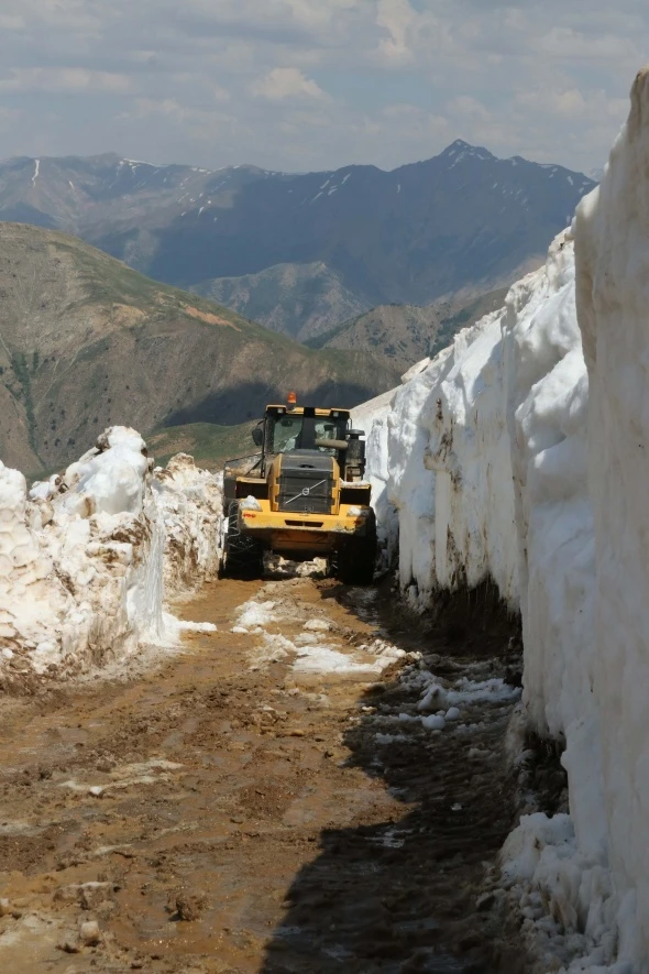 Yaz mevsiminde 5 metre karla mücadele