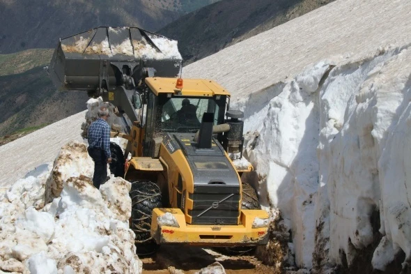Yaz mevsiminde 5 metre karla mücadele