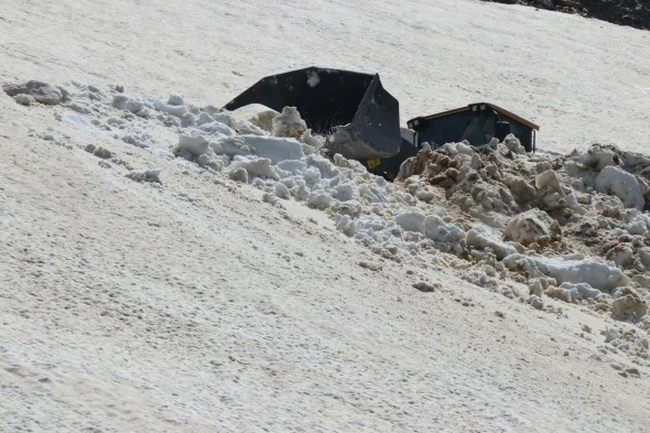 Yaz mevsiminde 5 metre karla mücadele