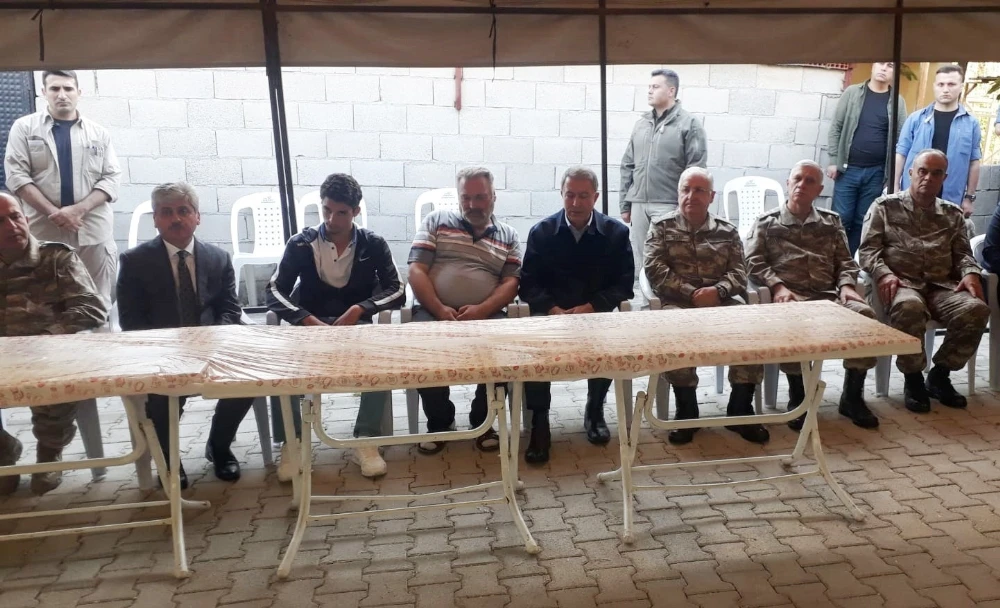 Bakan Akar şehit ailesini ziyaret etti
