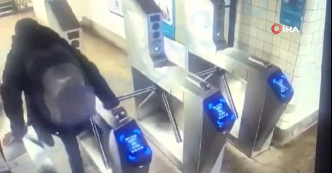 2.75 dolar vermemek için metro turnikesinden atlarken öldü