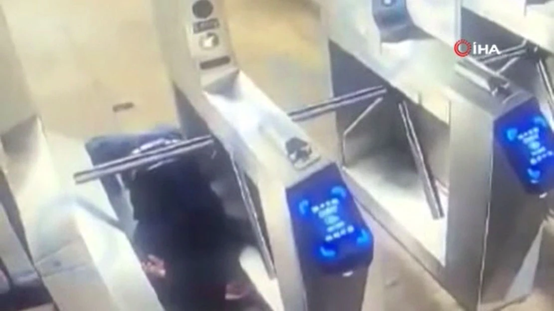 2.75 dolar vermemek için metro turnikesinden atlarken öldü