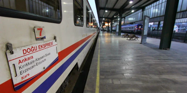 'Doğu Ekspresi' yolcularına sıcak çorba ve helva ikram edildi