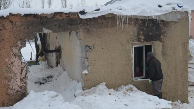 Cizre'de görevli asker Yüksekova'daki aileye yardım etti