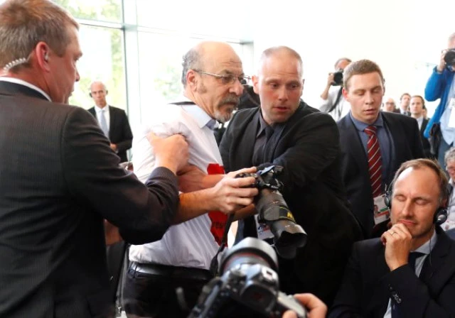 Erdoğan-Merkel'in basın toplantısında gerginlik