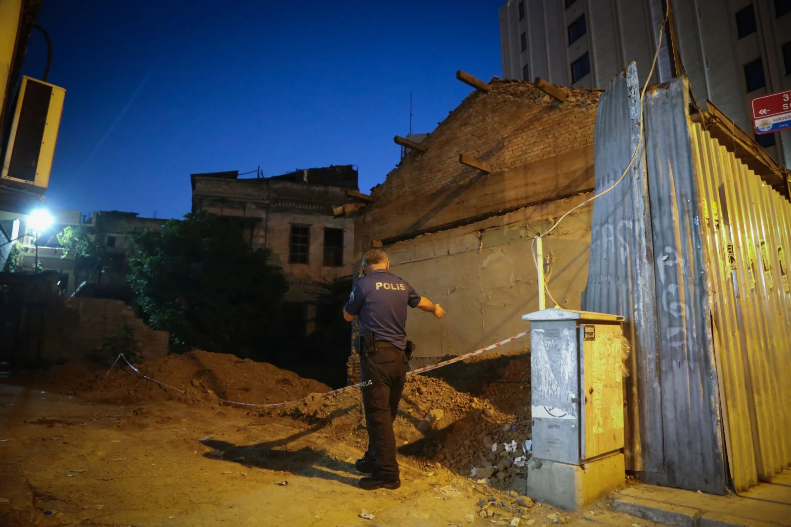 Adana'da, sit alanında arama yapan polis, insan kemikleri buldu