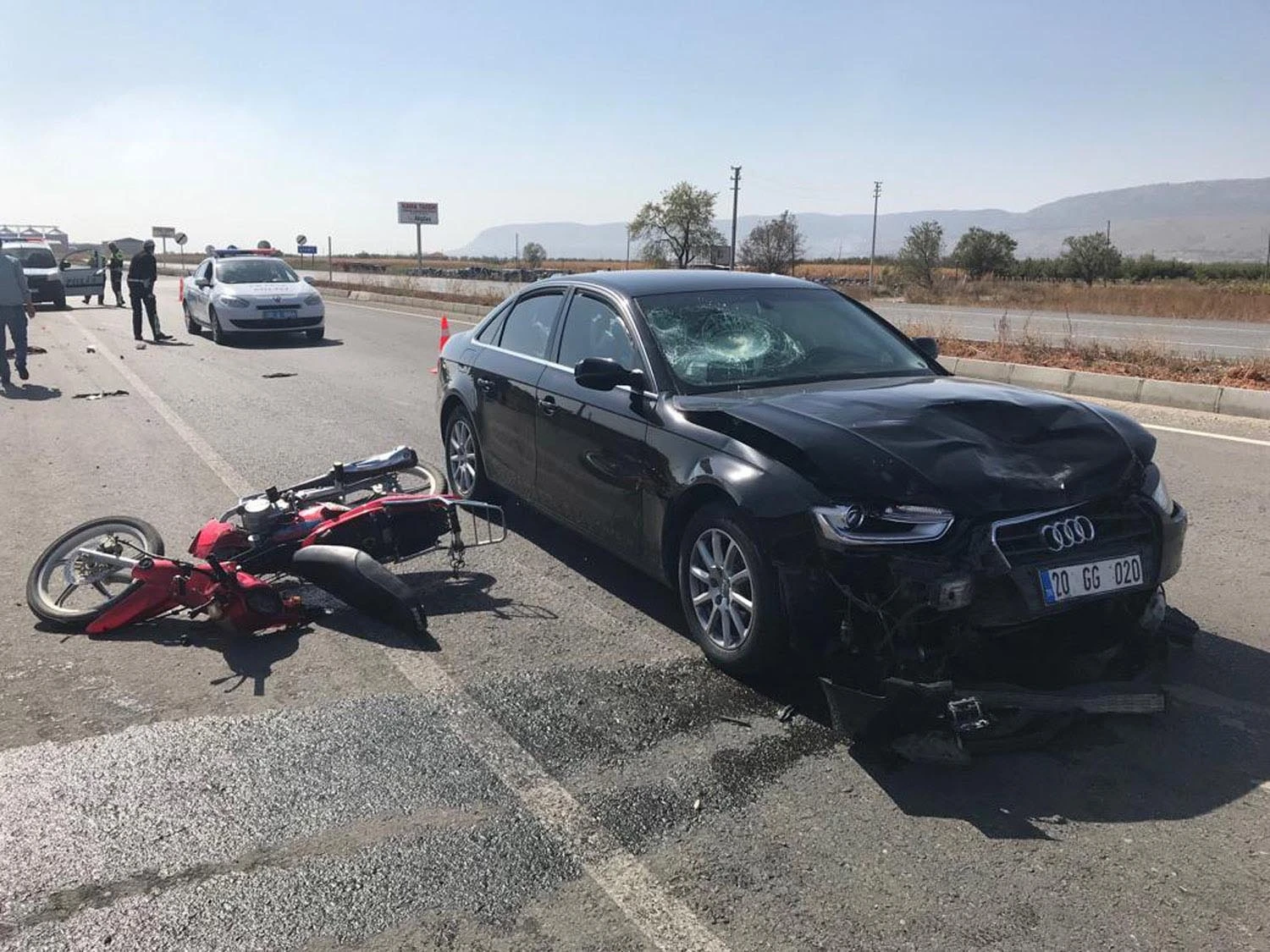 Kasksız motosikletli feci şekilde can verdi!