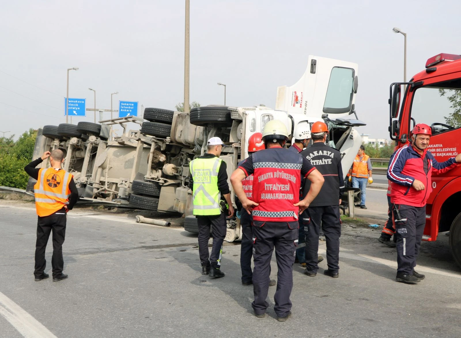 Sakarya'da beton mikseri devrildi:1 ölü