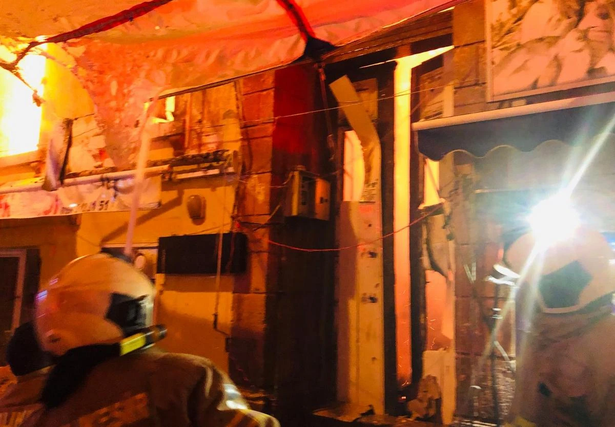 Ayvalık'ta metruk bina küle döndü!