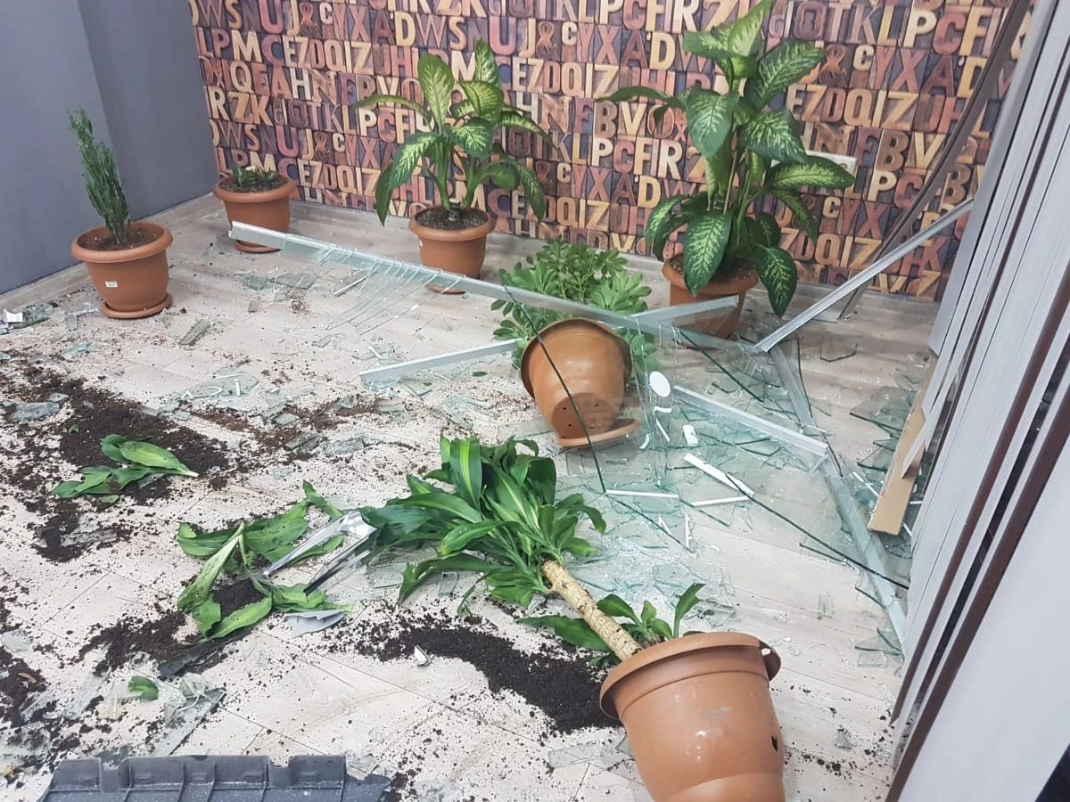 Otomobil iş yerine dalıp kayıplara karıştı