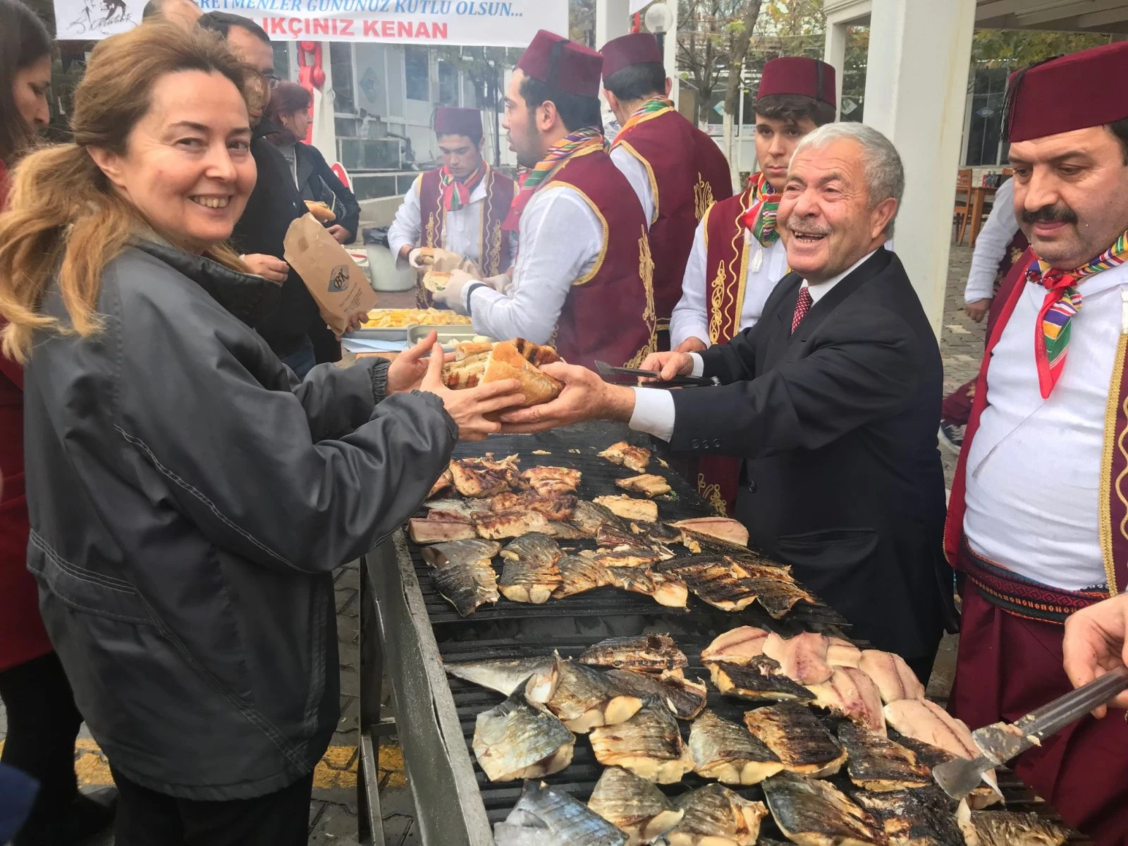 Öğretmenler balık ekmek yedi, halay çekti