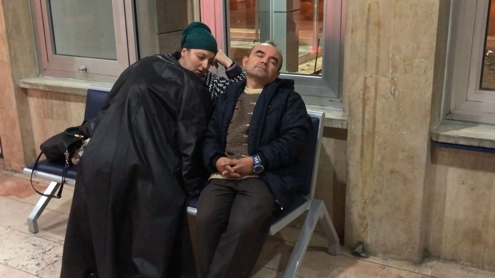 8 aylık hamile kadın ve eşi soğuktan korunmak için hastane koridorlarında yatıp kalkıyor