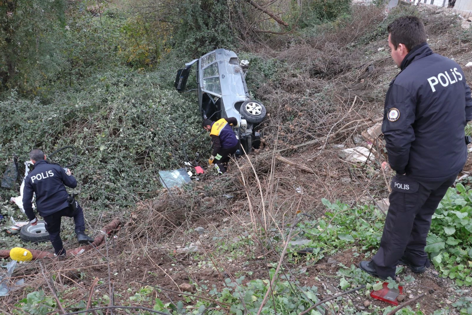 Yoldan çıkan otomobil ırmağa uçmaktan çalılıklar kurtardı