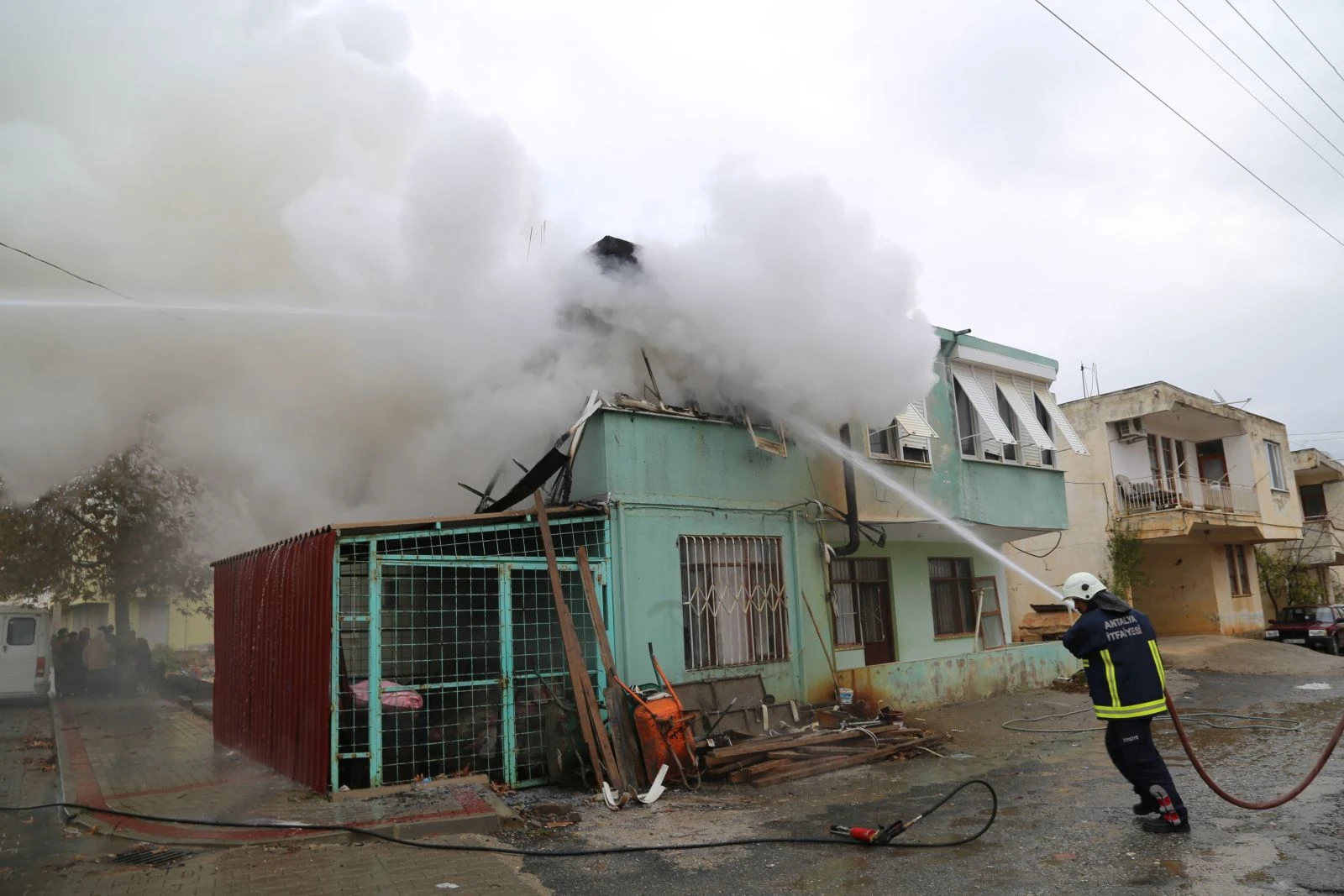Öğle yemeğine gelince evlerinin yandığını gördüler