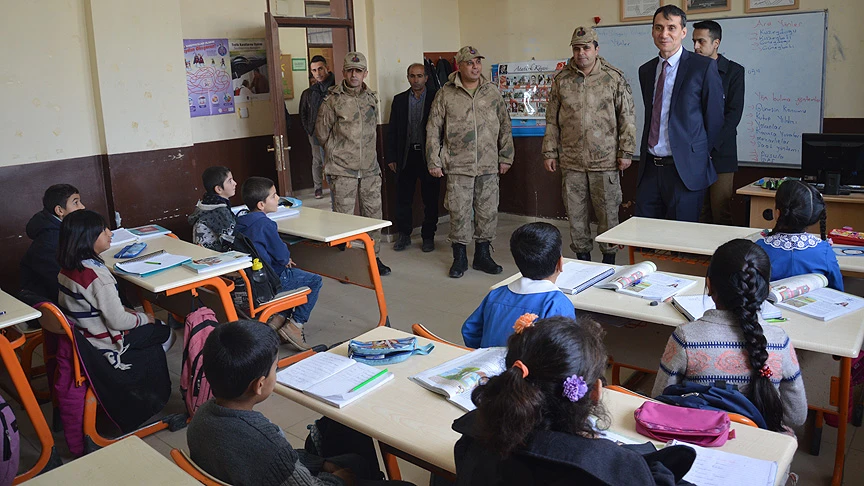 Mehmetçik'ten köy çocuklarını ısıtan kampanya