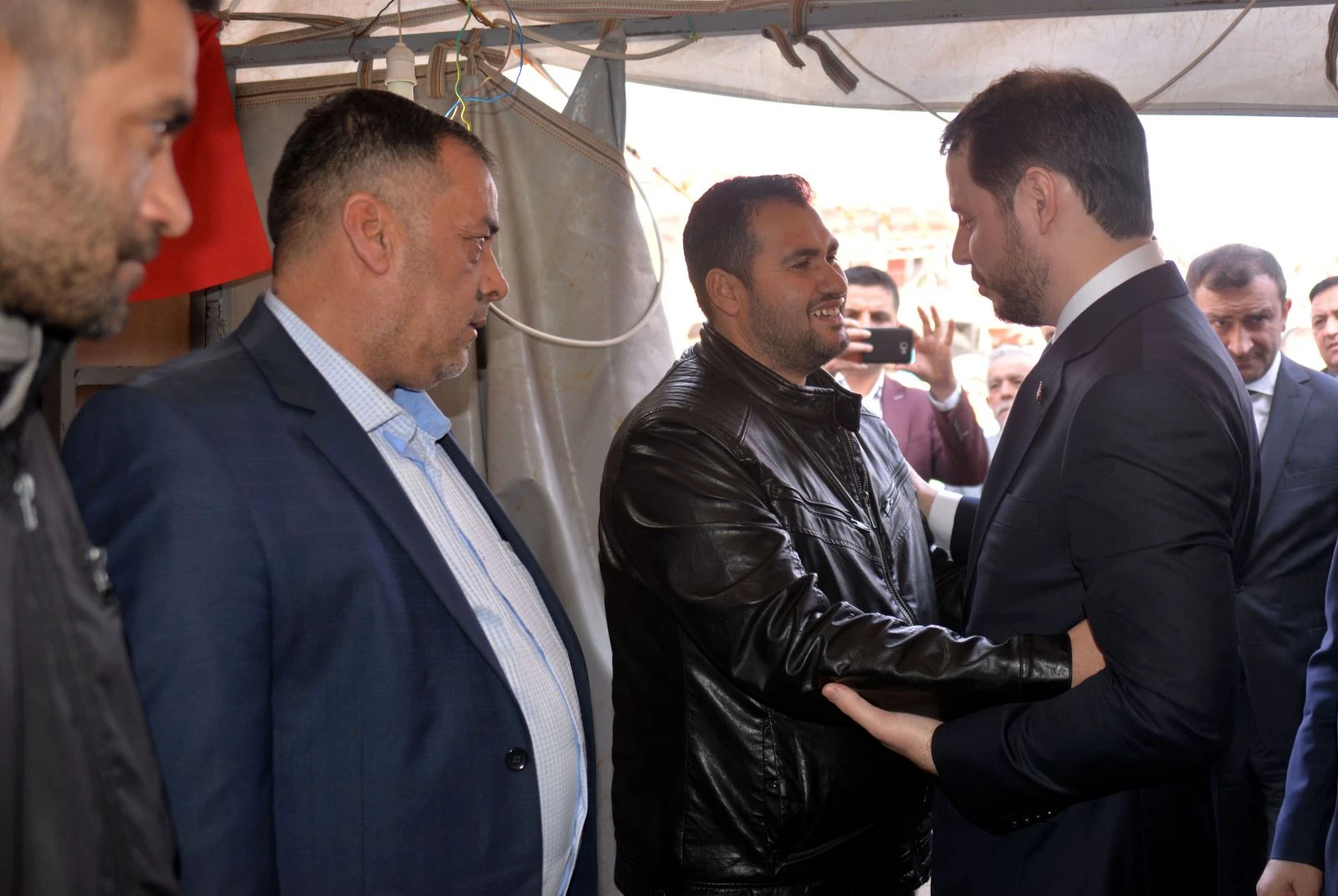 Bakan Albayrak, Reyhanlı'daki şehit ailelerini ziyaret etti