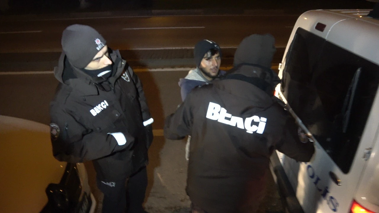 Kanalizasyon kapaklarını çalan hırsızı bekçiler yakaladı