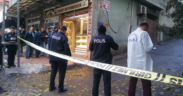 Soyguncuları püskürten kuyumcu yanlışlıkla yoldan geçen kadını vurdu