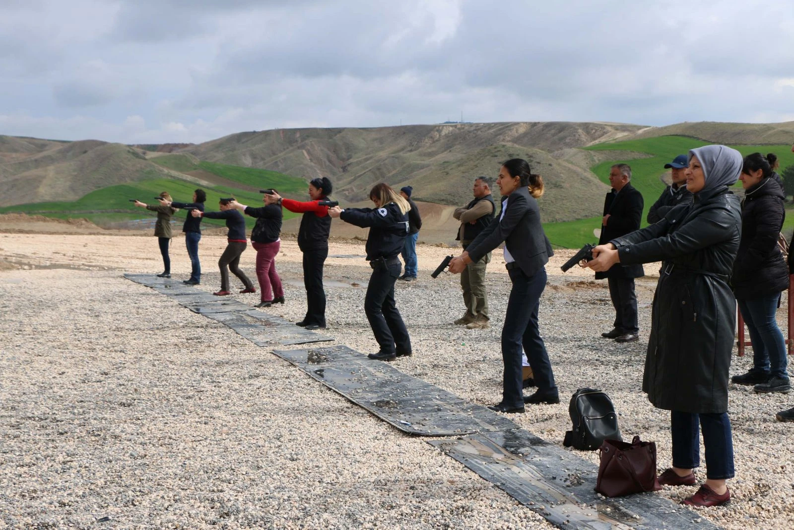 Kadın polisler hedefi tam isabetle vuruyor
