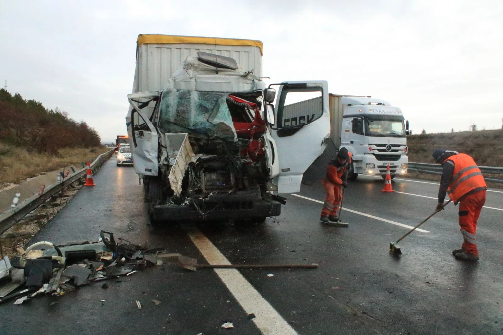Başkent’te kamyon tır ile çarpıştı: 1 yaralı