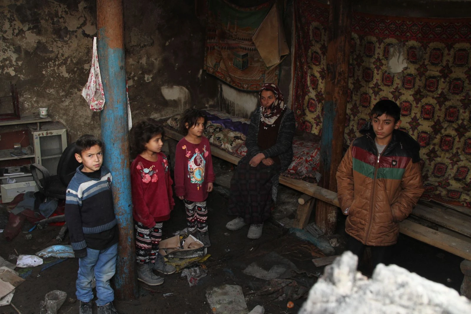 Yangında evleri küle döndü; kış ortasında 9 kişilik aile sokakta kaldı