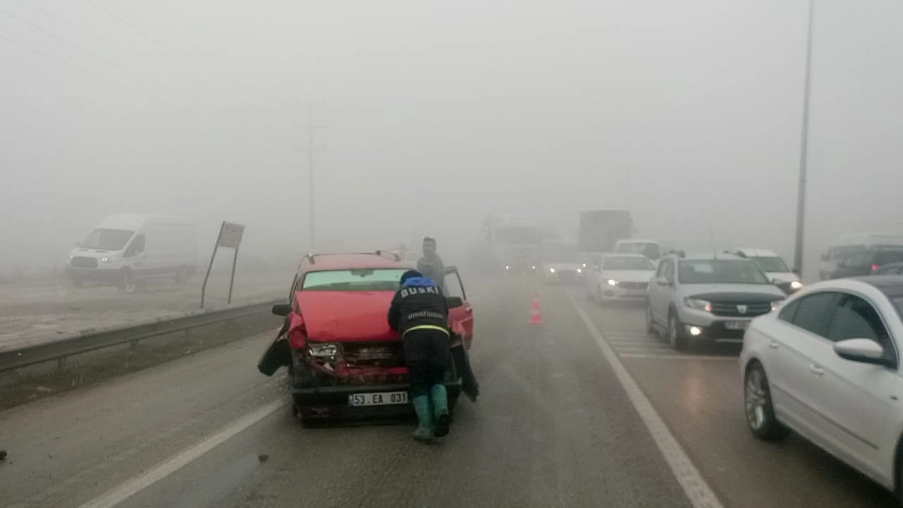 Sis kazaya yol açtı: 3 yaralı